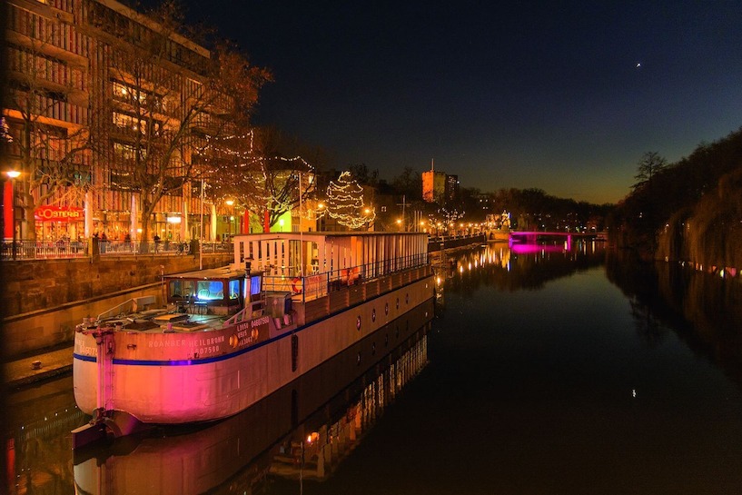 Das Theaterschiff in Heilbronn bei Nacht. Heilbronn, Theaterschiff, Neckar, Fluß, Nacht, Flußfahrt, Schifffahrt